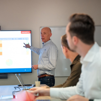 Project Manager explaining risk plan