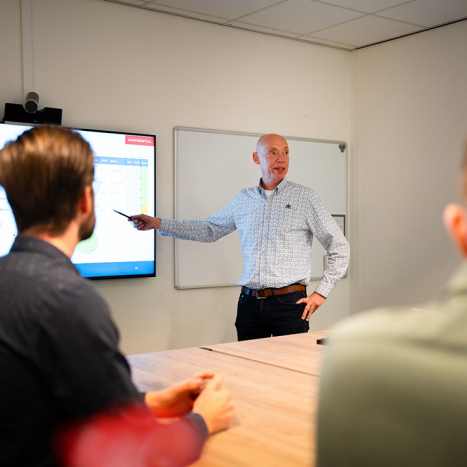 Project Manager explaining risk plan